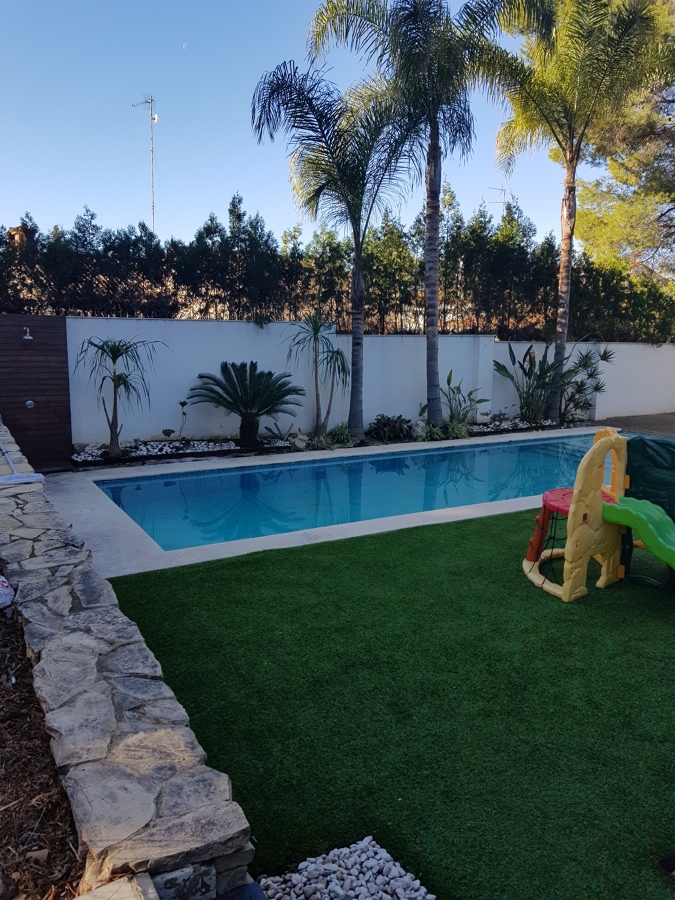 Piscina y jardin