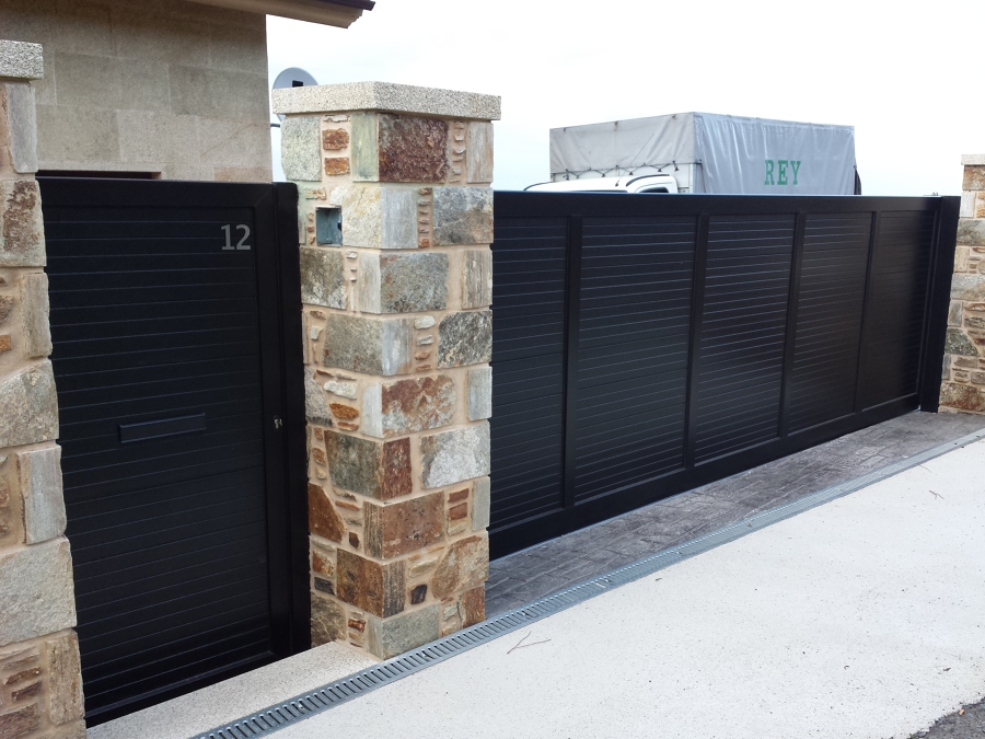 PORTAL PVC CON MOTOR, PUERTA Y CIERRES.