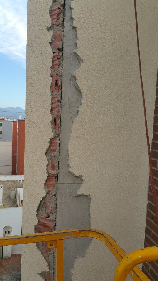 Reparación de grietas en edificios .
