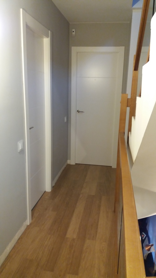 Reforma de Adosado , Puertas Lacadas Blancas y Parquet de Roble C5 en Suelos y Escaleras