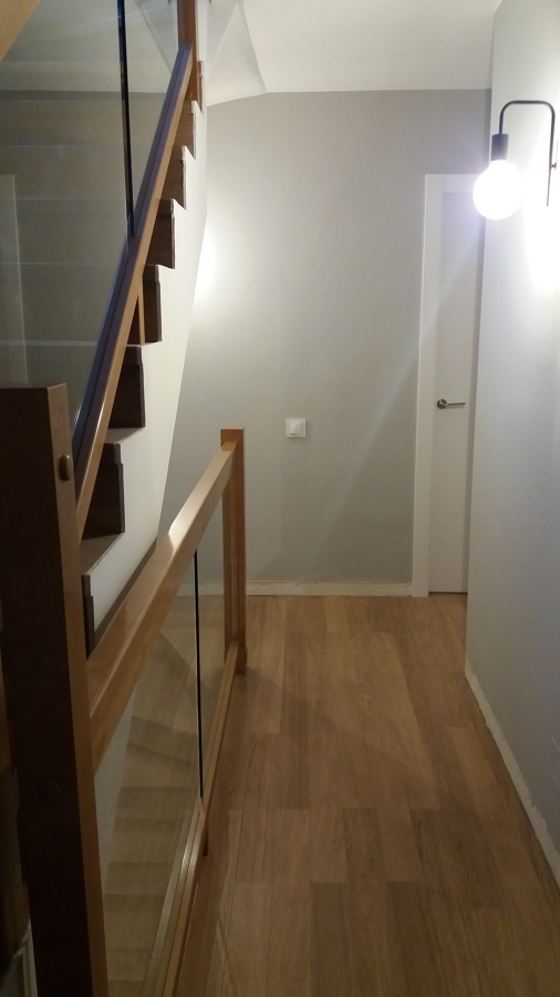 Reforma de Adosado , Puertas Lacadas Blancas y Parquet de Roble C5 en Suelo y Escaleras