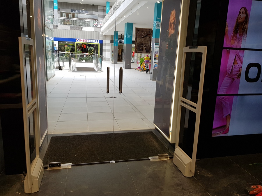 Sistema antihurto 2 antenas para tienda ubicada en centro comercial