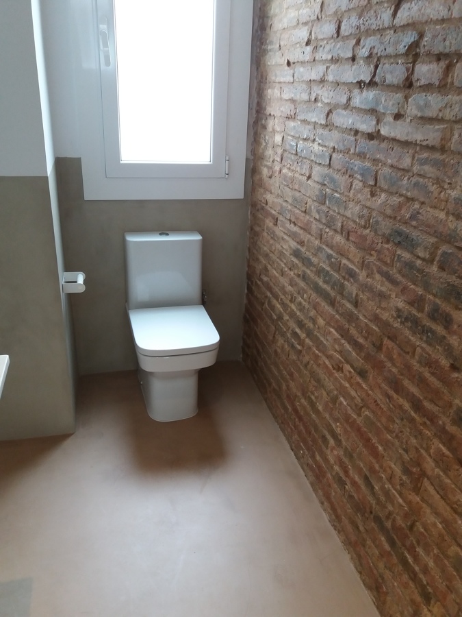 Baño microcemento,barnizado hidrifugante ladrillos