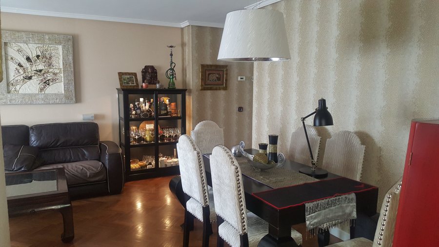 Pared empapelada con papel dorado de GOULAND