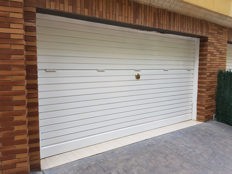 Fabricación e instalación puerta garaje