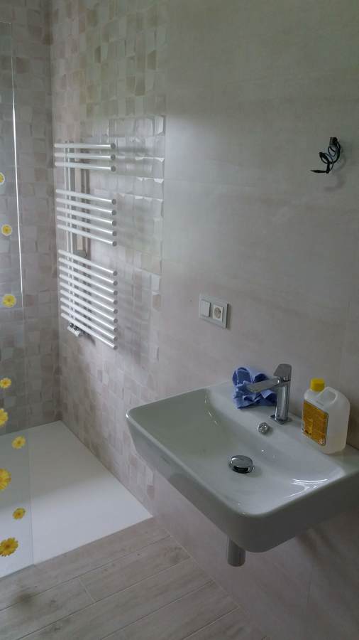 Reforma de baño, alicatado, colocación de sanitarios y radiador.