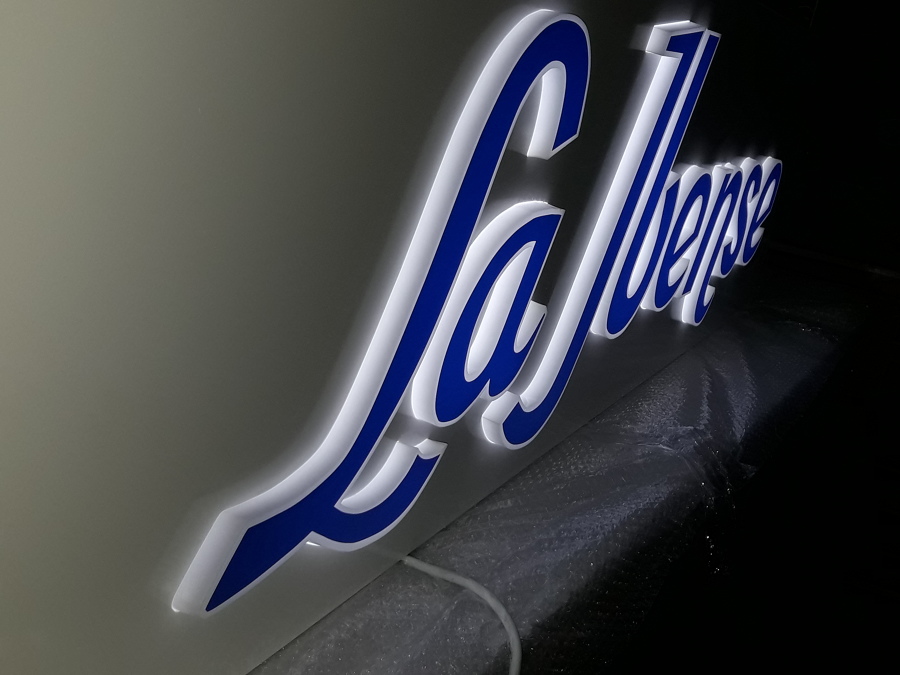 Letras corporeas iluminadas y retroiluminadas con led.