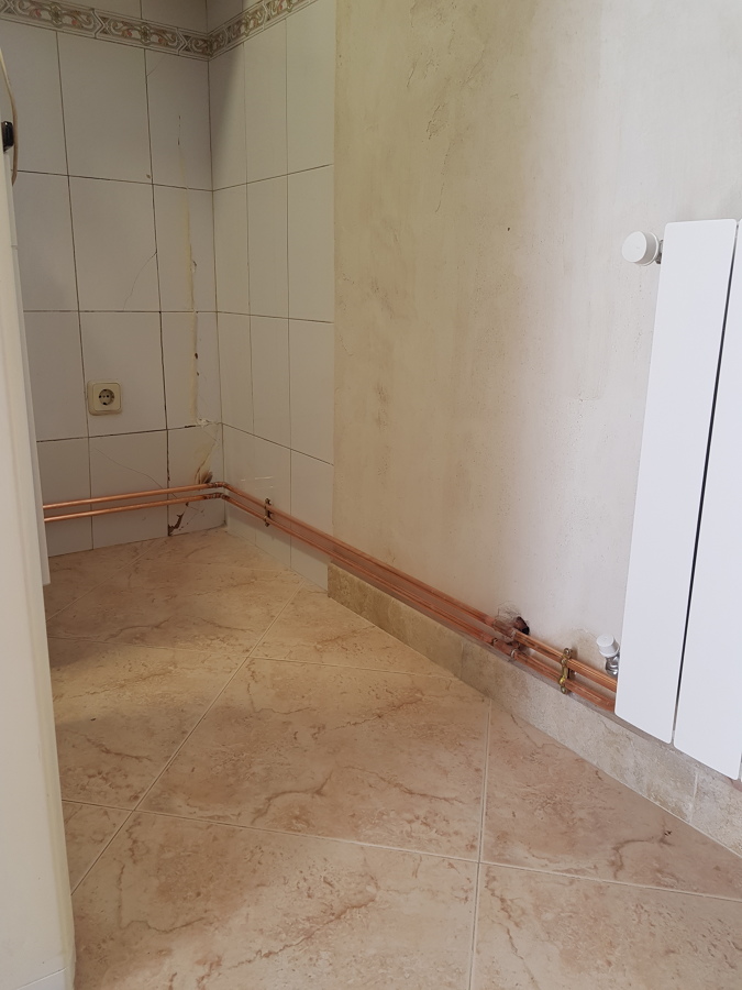Instalación de calefacción con tubería de cobre vista