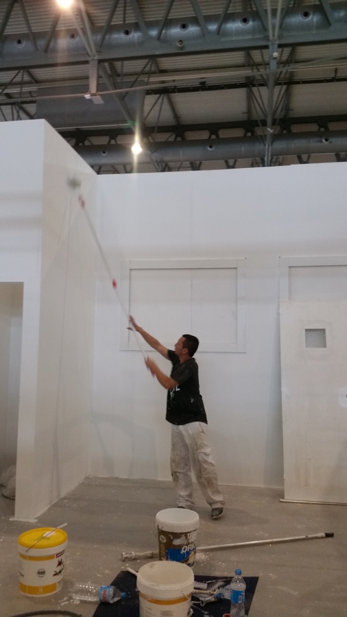 Pintando stand en la fira de barcelona