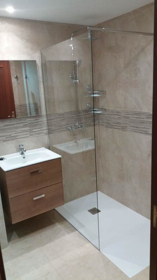 Reforma de baño, alicatado y colocacion de plato de ducha y mampara.