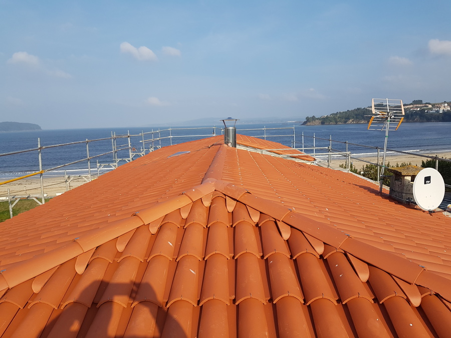 Reforma de cubierta de edificio en miño