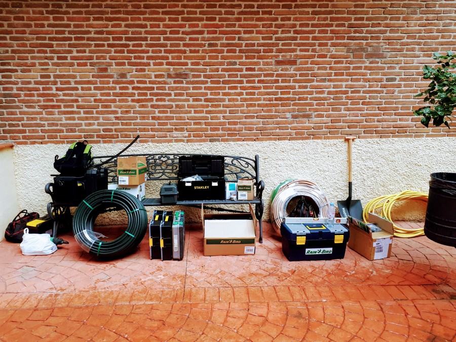 Acopio material Rain Bird para instalación de riego