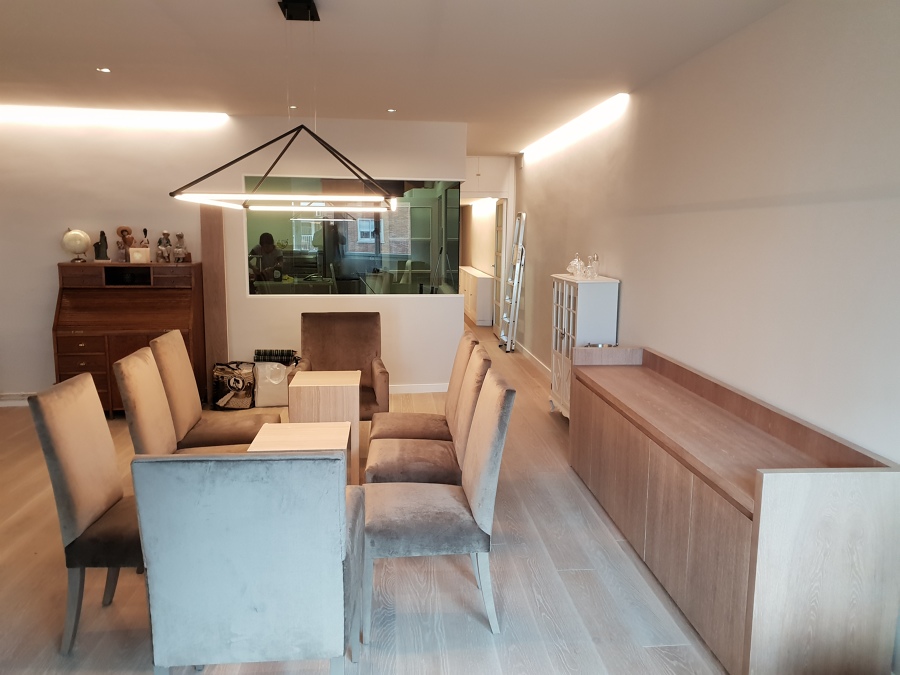 comedor amplio y liminoso, lineas de luz empotradas