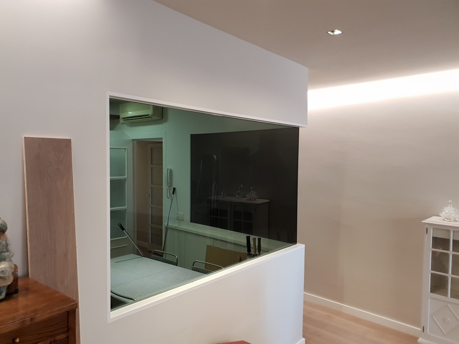 separacion de cristal entre la cocina y el salon