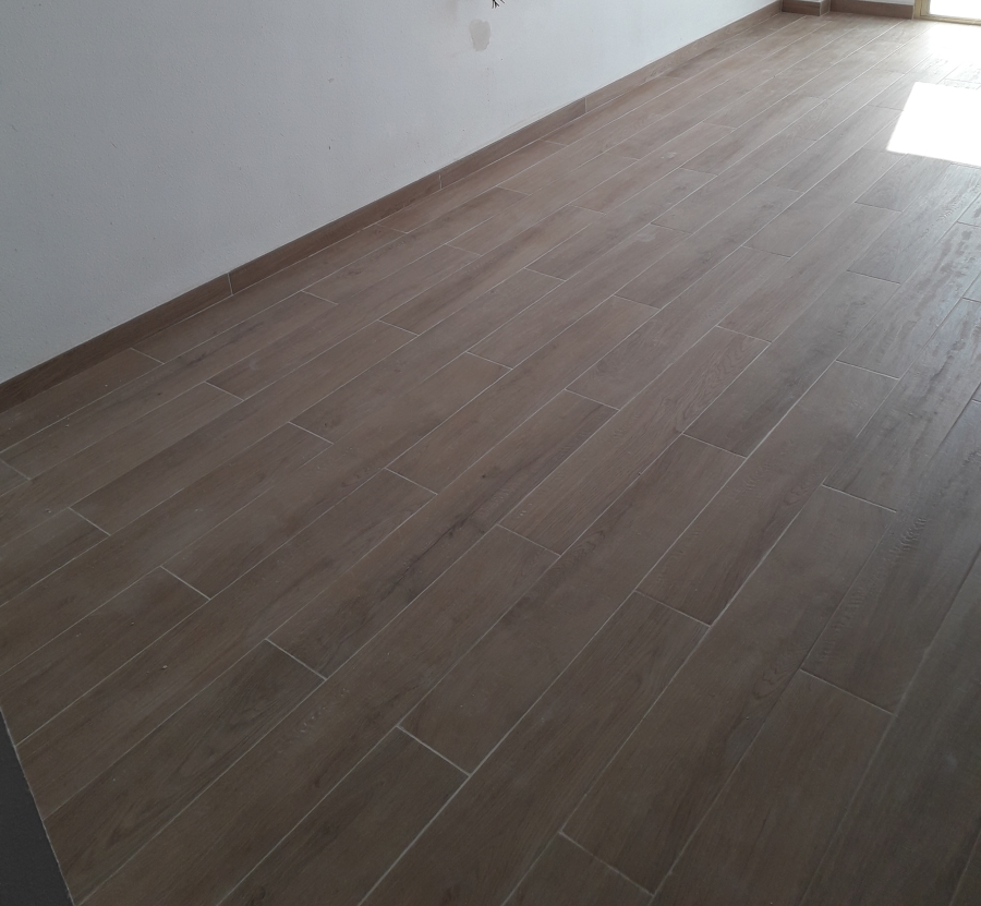 Rodapie porcelanico de imitación madera