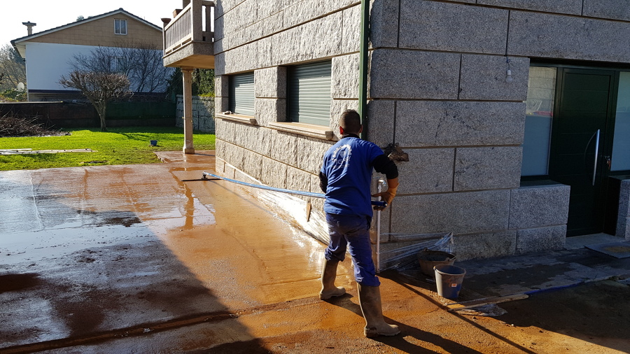 Allanado de capa superior de color con Talocha especial para Hormigon Impreso