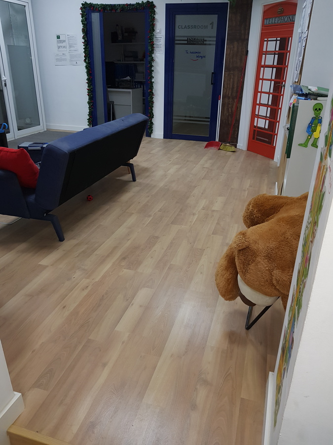 colocación suelo laminado en academia de inglés