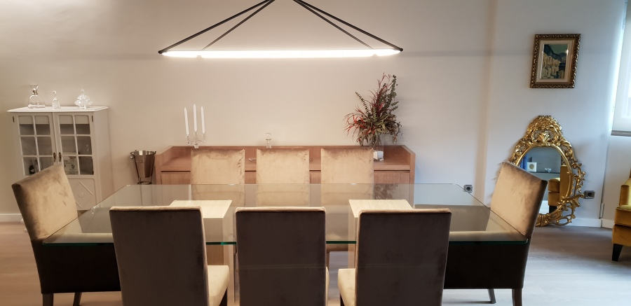 amplia mesa decristal a medida con butacas de terciopelo