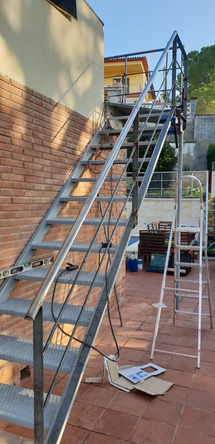 escalera para subir al ático