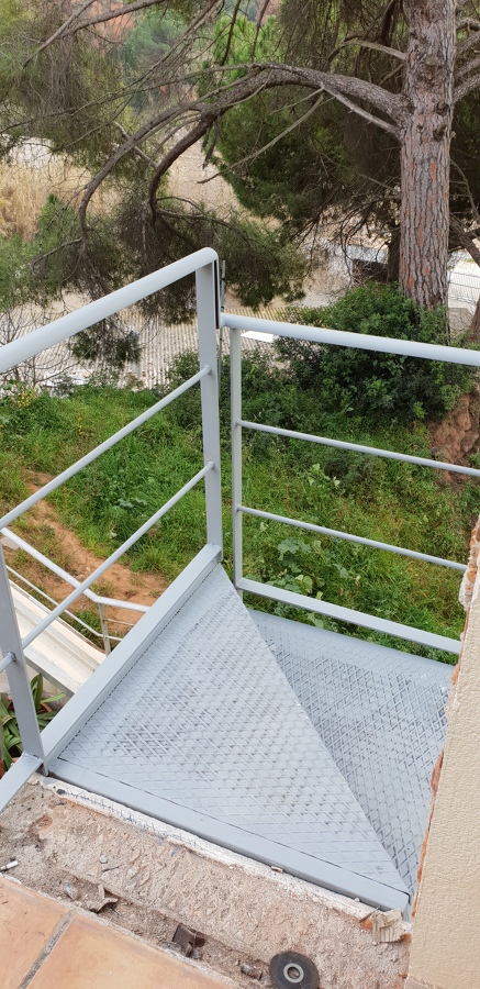 escalera para subir al ático