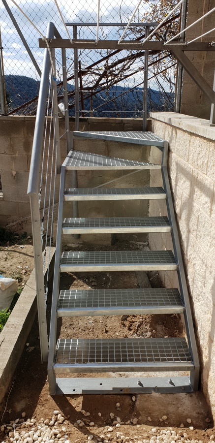 Estructura de tubo rectangular, tramex para mayor adherencia y abrandas en modelo cable de acero con tensores