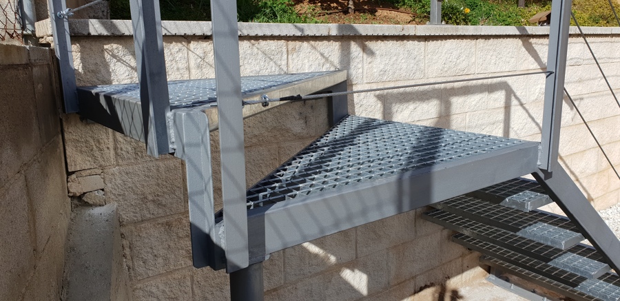 Estructura de tubo rectangular, tramex para mayor adherencia y abrandas en modelo cable de acero con tensores