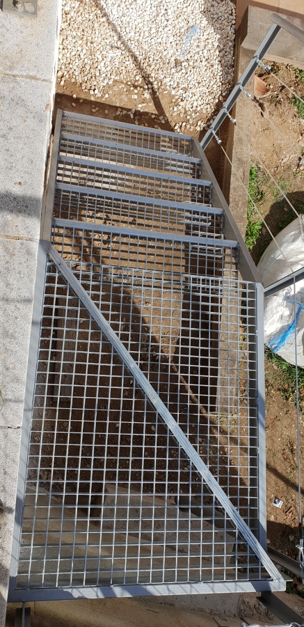 Estructura de tubo rectangular, tramex para mayor adherencia y abrandas en modelo cable de acero con tensores