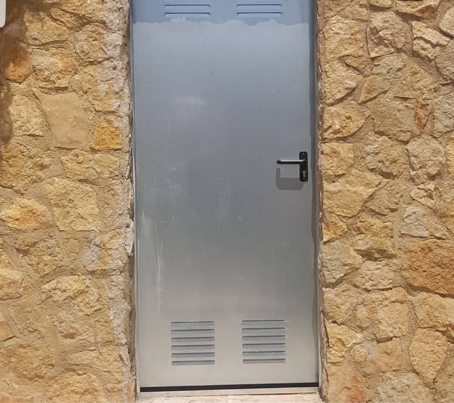 Puerta contadores instalada