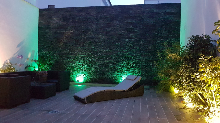 Patio con muro llorón iluminado