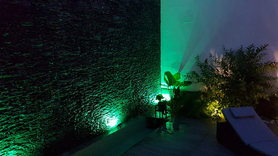 Rincón de muro llorón con pared revestida con mortero de cal