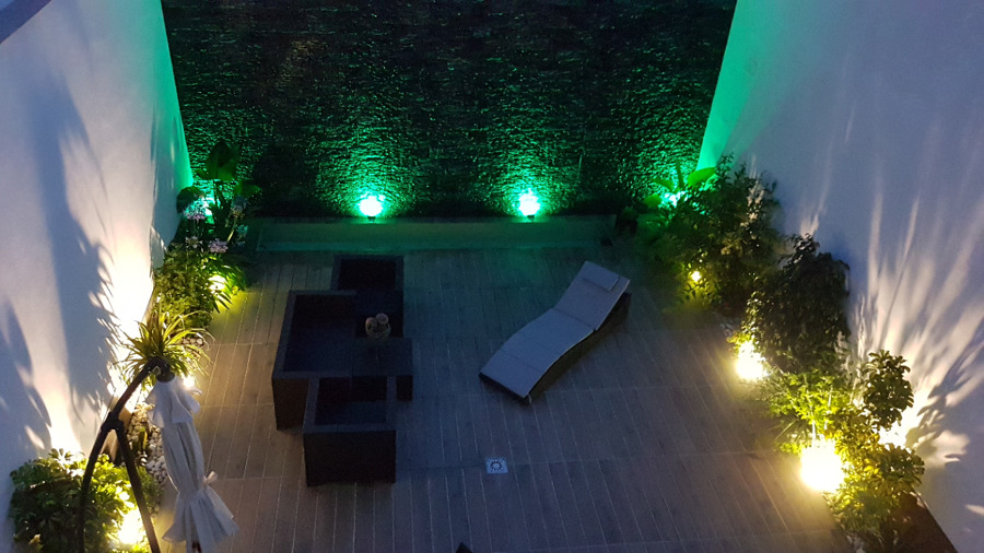 Vista desde arriba de patio iluminado