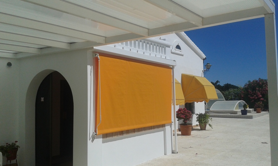 Toldo vertical guiado y capota