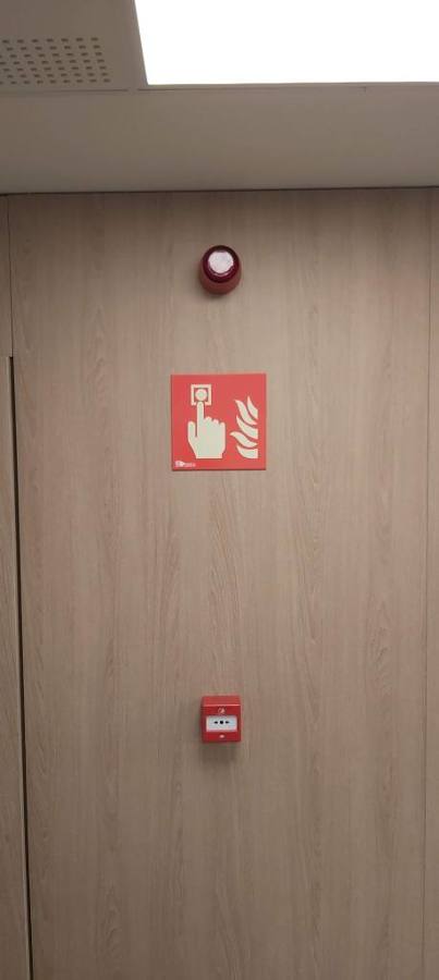 Pulsador, sirena y señalización de incendio