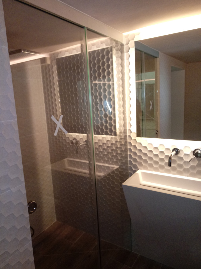 Mampara a medida y espejo con luces LED.