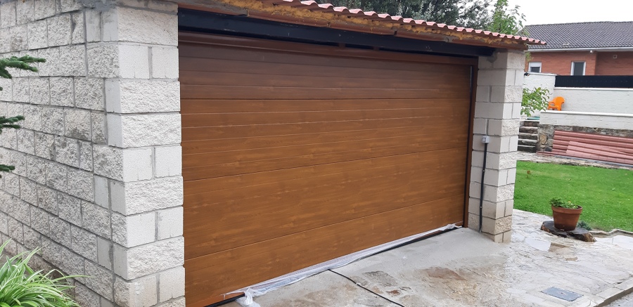 PUERTA SECCIONAL EN COLOR MADERA.