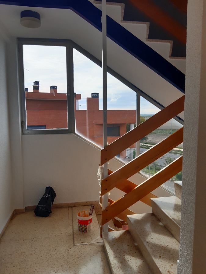 Pintura de escalera..Residencial de lujo en Pinto. ( Los Cisnes )