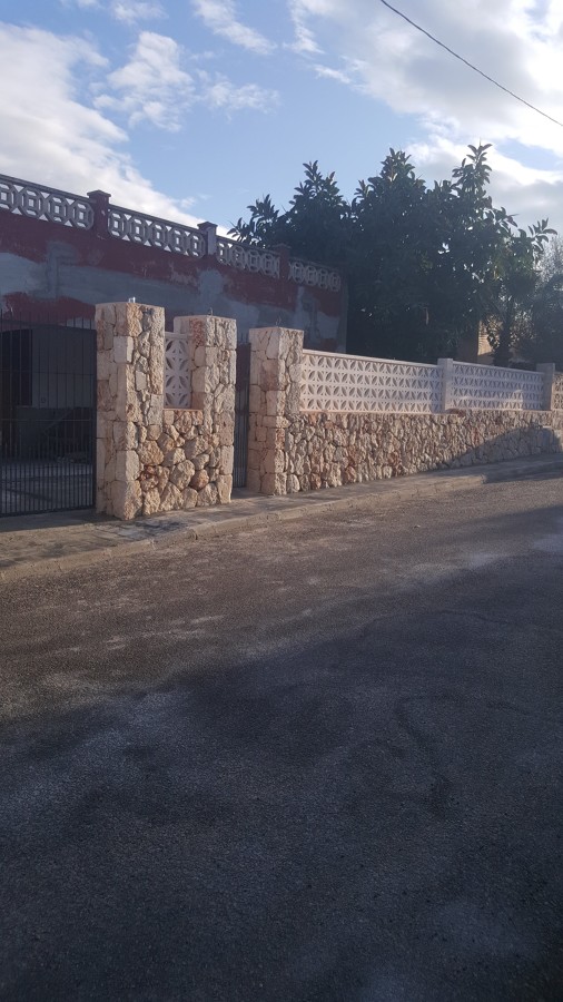 Pared de piedra cerramiento de entrada