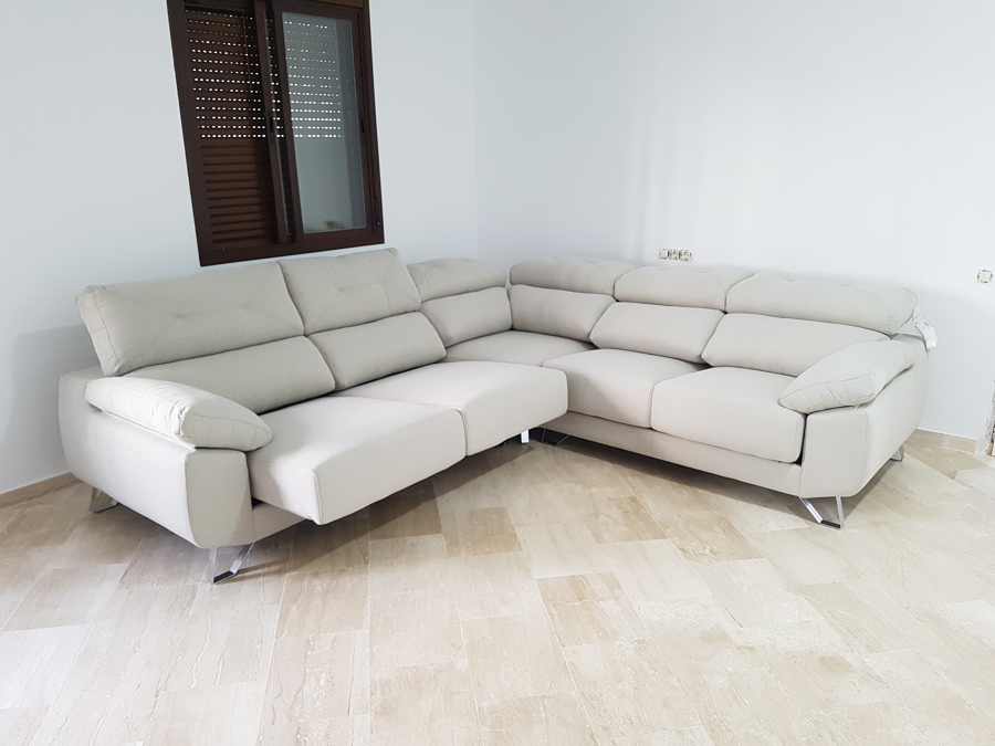 Rinconera nube con asientos y respaldos abiertos.