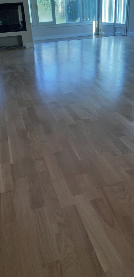 Lijado y barnizado de tarima flotante roble 3 lamas con barniz al agua satinado (bona)