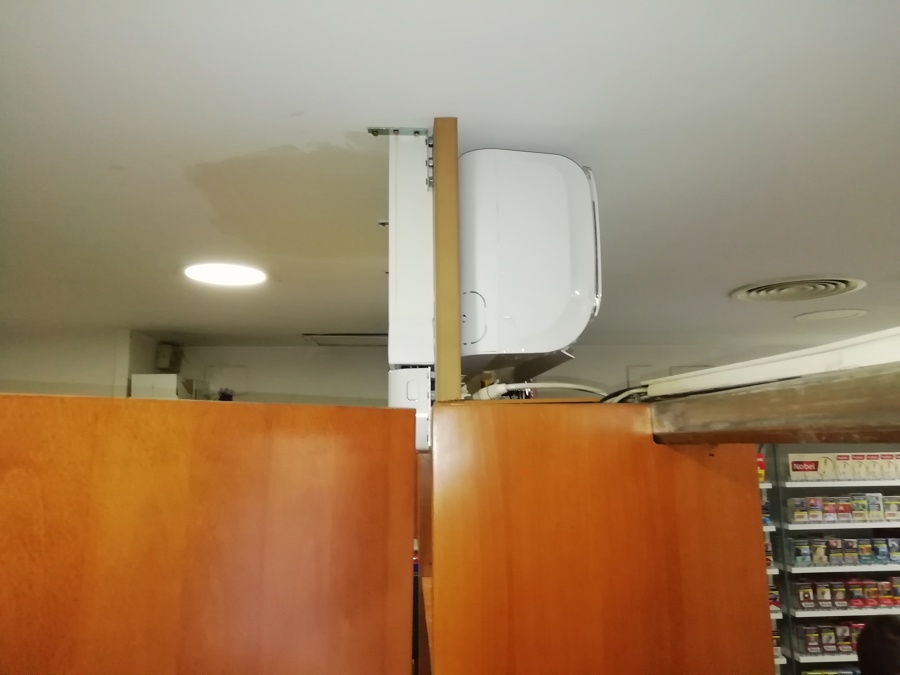 Split pared en estanco con soporte especial.