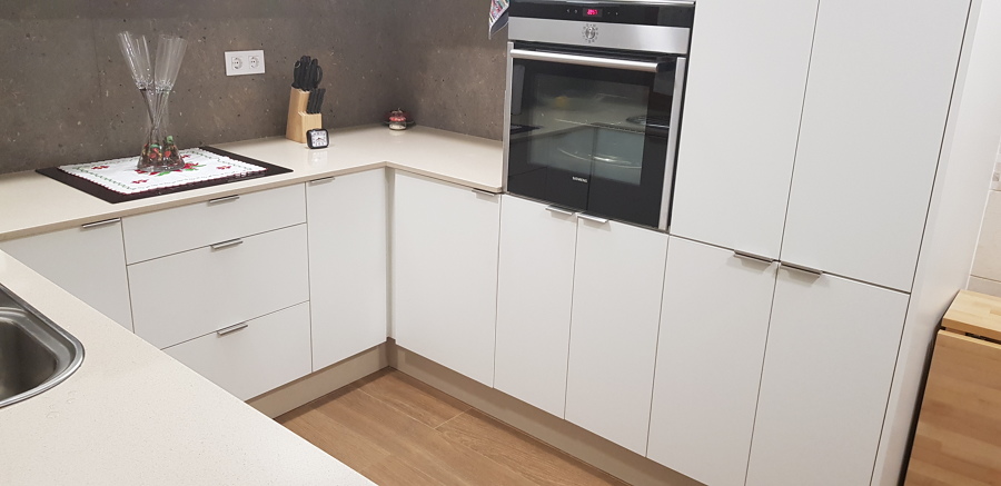 FOTOGRAFÍA DE LA MISMA COCINA UNA VEZ REFORMADA.