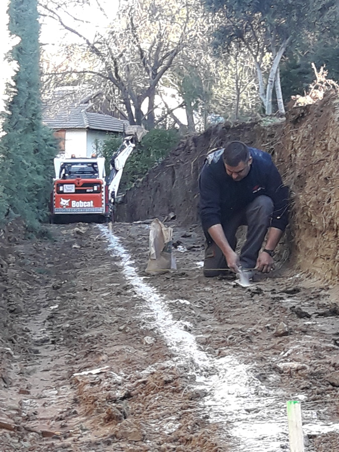 Marcado y apertura de cimentación para muro de contención