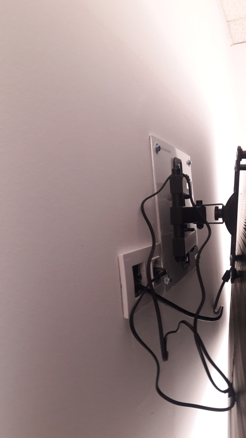 Base de aluminio en pared para fijar soporte de tv.