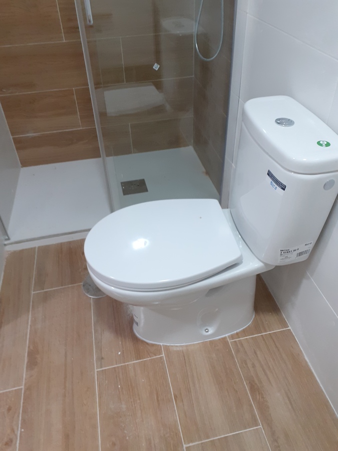 Montaje de plato de ducha y mampara con puerta corredera