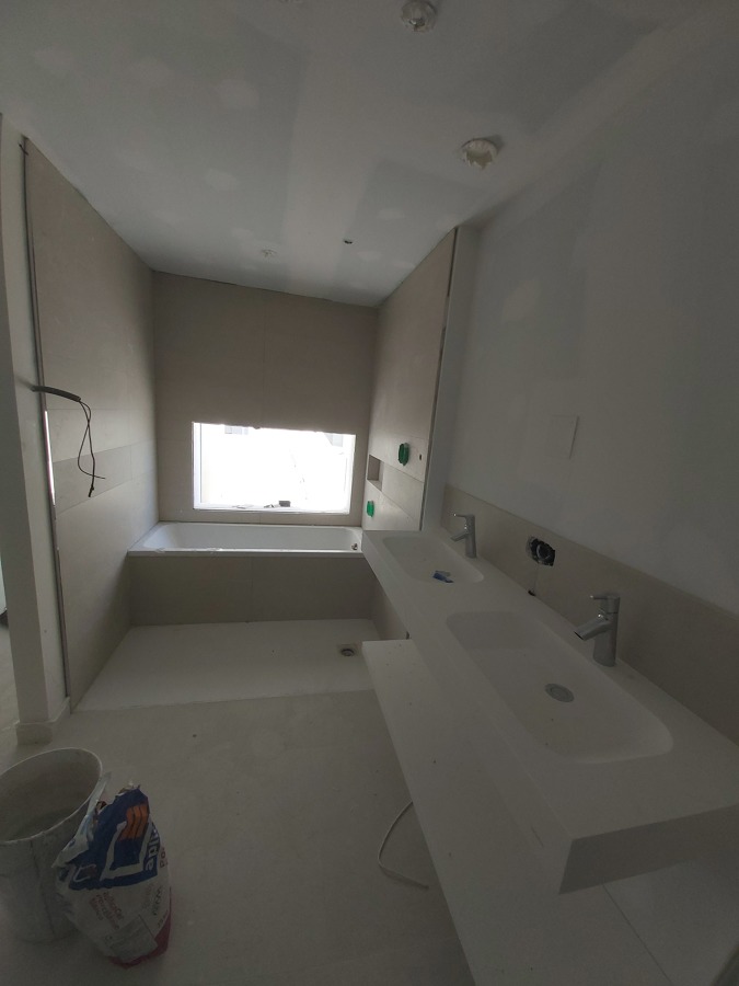 Este es un cuarto de baño nuevo