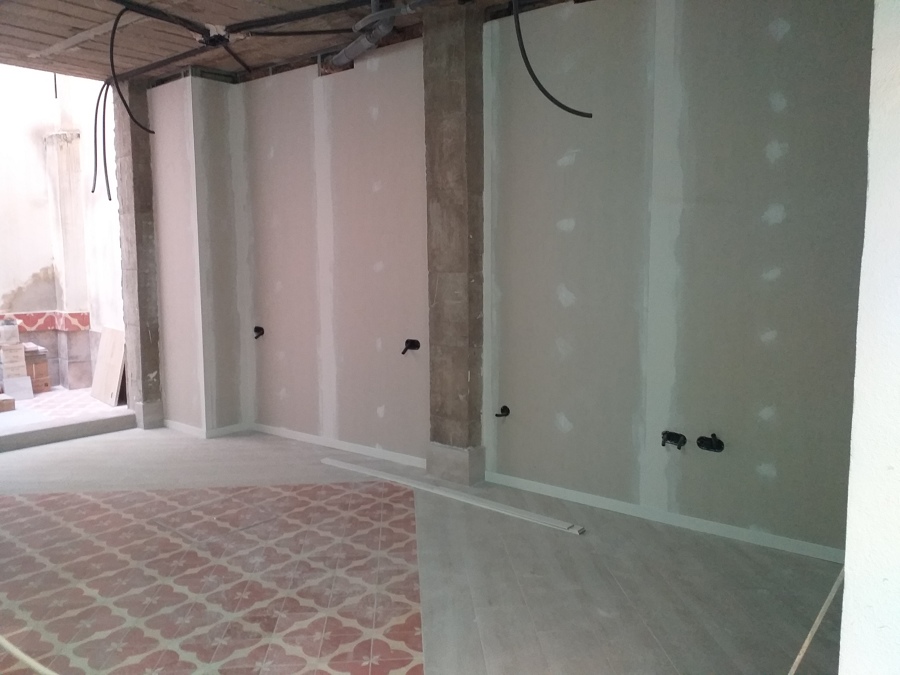 Terminaciones de paredes de pladur y rodapiés de madera.