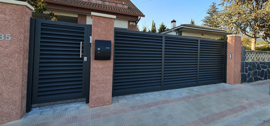 Puerta peatonal y corredera automatizada