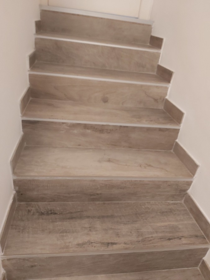 escalera porcelánico