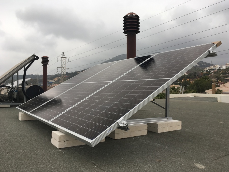 Instalación inclinada con bloques de hormigón sobre azotea plana