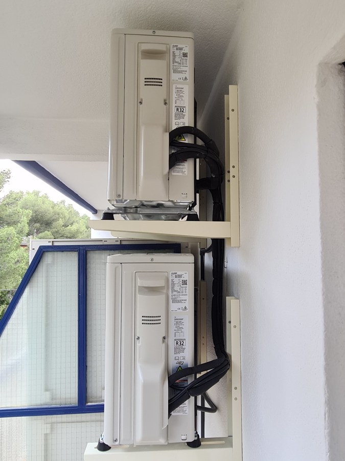 Colocación de unidades exteriores aire acondicionado Mitsubishi Electric - Instaladas en Castelldefels